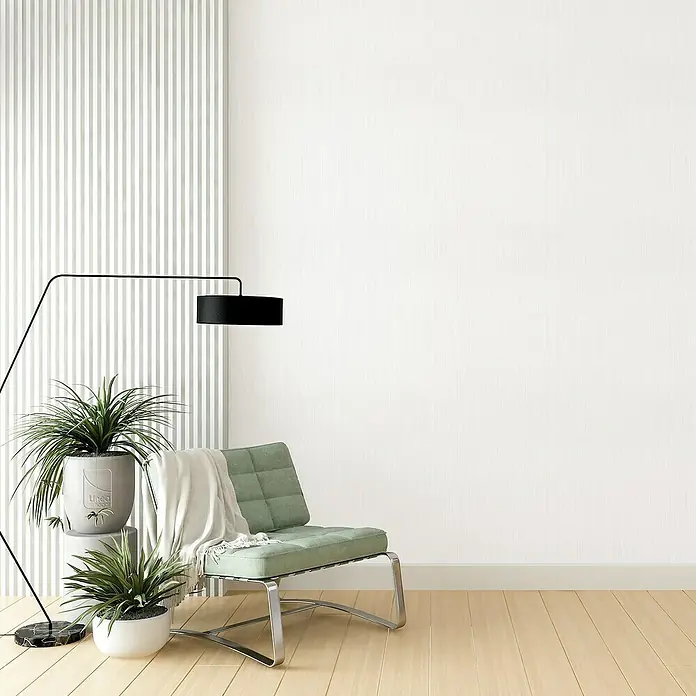 Papel pintado de vinilo autoadhesivo Sequoya - Blanco, L x An: 280 x 65 cm - Interior elegante con un sillón verde, lámpara de pie y plantas de interior, creando un ambiente moderno y con mucho estilo.