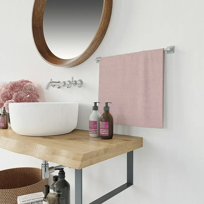 Papel pintado de vinilo autoadhesivo Sequoya - Blanco, L x An: 280 x 65 cm - Disposición del baño con lavabo, espejo redondo y toalla rosa. Jabón de manos y decoración adornan la encimera de madera.