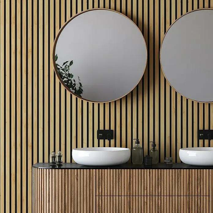 Papel pintado de vinilo autoadhesivo Listones - Marrón, L x An: 280 x 65 cm - Diseño de baño con espejos redondos modernos, lavabos elegantes y paneles de madera de estilo, creando un ambiente cálido y acogedor.