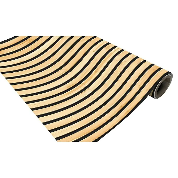 Papel pintado de vinilo autoadhesivo Listones - Marrón, L x An: 280 x 65 cm - Primer plano de un rollo de paneles de madera con listones ondulados sobre un fondo negro. Una decoración de pared ideal para espacios modernos.