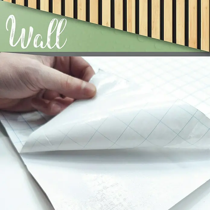 Papel pintado de vinilo autoadhesivo Listones - Marrón, L x An: 280 x 65 cm - Primer plano de una mano que pela una lámina con líneas de cuadrícula, posiblemente una película de pared autoadhesiva para decoración.