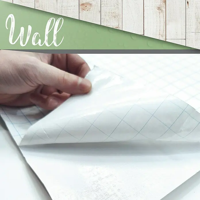 Papel pintado de vinilo autoadhesivo Madera - Blanco, L x An: 280 x 65 cm - Primer plano de una persona que despega el soporte de un papel pintado de vinilo autoadhesivo blanco con un patrón de cuadrícula impreso.