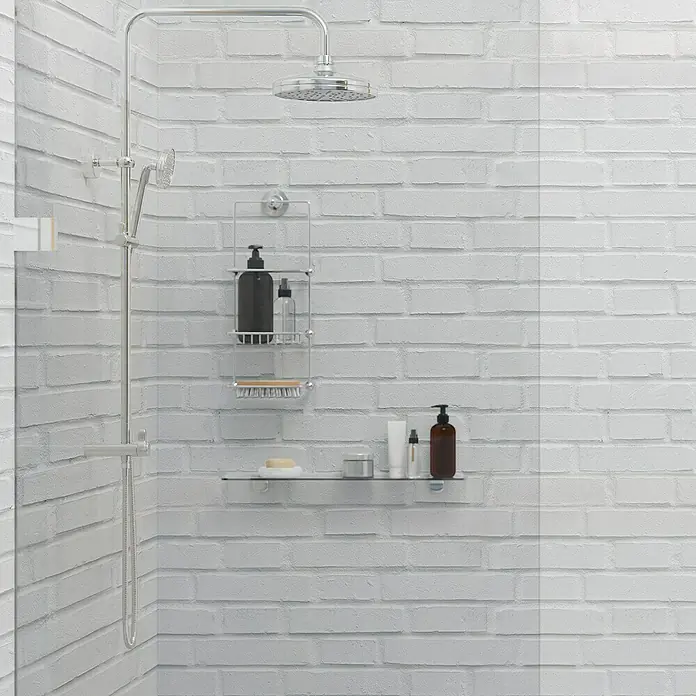 Papel pintado de vinilo autoadhesivo Ladrillo - Blanco, L x An: 280 x 65 cm - Fotografía de una ducha con cabezal, champú y gel de ducha en un estante.
