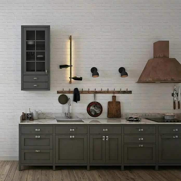 Papel pintado de vinilo autoadhesivo Ladrillo - Blanco, L x An: 280 x 65 cm - Vista de la cocina con armarios grises, pared de ladrillo blanco y suelos de madera, creando un ambiente rústico y elegante.