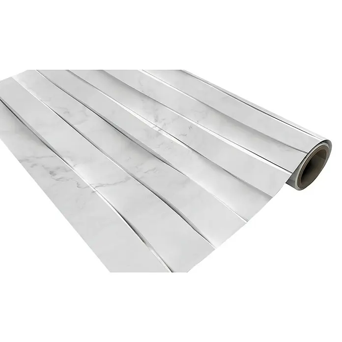 Papel pintado de vinilo autoadhesivo Carrara - Blanco, L x An: 280 x 65 cm - Un primer plano de un rollo de film autoadhesivo de mármol con diseño geométrico, ideal para revestir superficies y muebles.