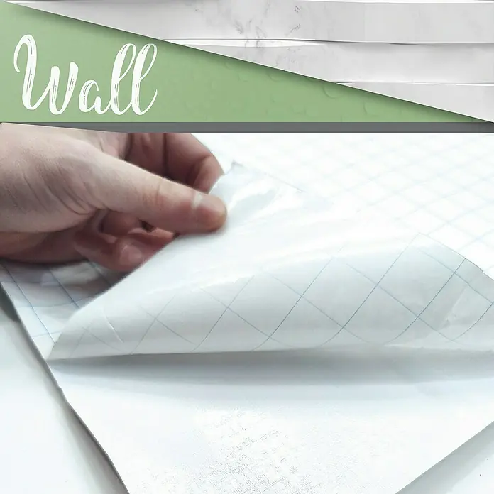 Papel pintado de vinilo autoadhesivo Carrara - Blanco, L x An: 280 x 65 cm - Primer plano de una mano pelando una lámina de papel tapiz con un patrón de cuadrícula para revelar su respaldo autoadhesivo, perfecto para la decoración de paredes.