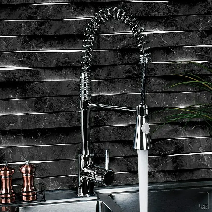 Papel pintado de vinilo autoadhesivo Carrara - Negro, L x An: 280 x 65 cm - Grifo de cocina con caño flexible y diseño moderno, sobre un fondo de pared de mármol oscuro.