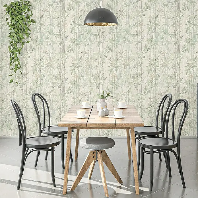 Papel pintado de vinilo autoadhesivo Bamboo - Beige/Verde, L x An: 280 x 65 cm - Una mesa de comedor con cuatro sillas y un taburete, decorada con vajilla, bajo una lámpara colgante contra una pared estampada.