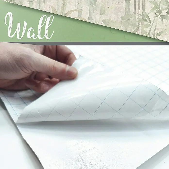 Papel pintado de vinilo autoadhesivo Bamboo - Beige/Verde, L x An: 280 x 65 cm - Primer plano de un rollo de papel pintado autoadhesivo con líneas de cuadrícula, ideal para una rápida y fácil transformación de la pared.