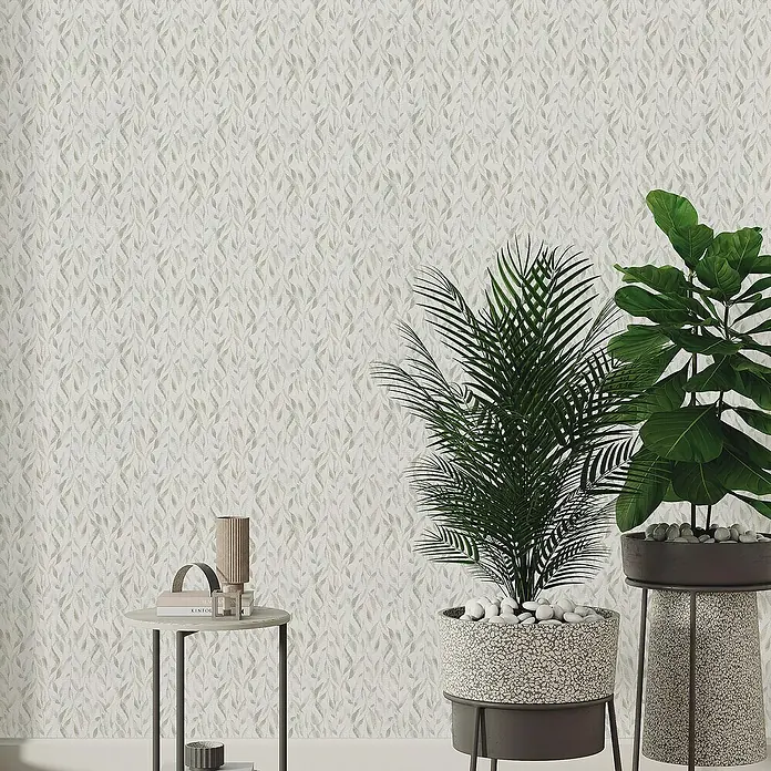 Lámina decorativa autoadhesiva vinílico Premium - 90 x 280 cm, Sauce, Gris - Una habitación con papel tapiz estampado y plantas expuestas sobre mesas auxiliares, creando un ambiente moderno y natural.