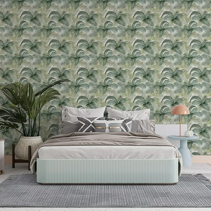 Papel pintado de vinilo autoadhesivo Tropical - Verde, L x An: 280 x 65 cm - Dormitorio con cama y cojines decorativos delante de un papel pintado de hojas verdes. El ambiente relajante invita a relajarse.