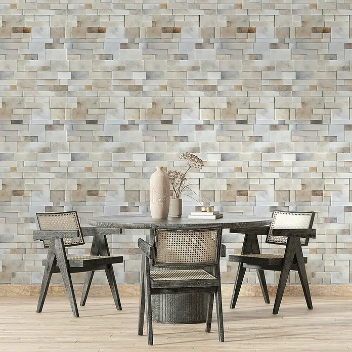 Papel pintado de vinilo autoadhesivo Paros - Beige, L x An: 280 x 65 cm - Una mesa de comedor con sillas se coloca contra una pared con un patrón de azulejos rectangulares de varios colores. Un arreglo decorativo se encuentra sobre la mesa.