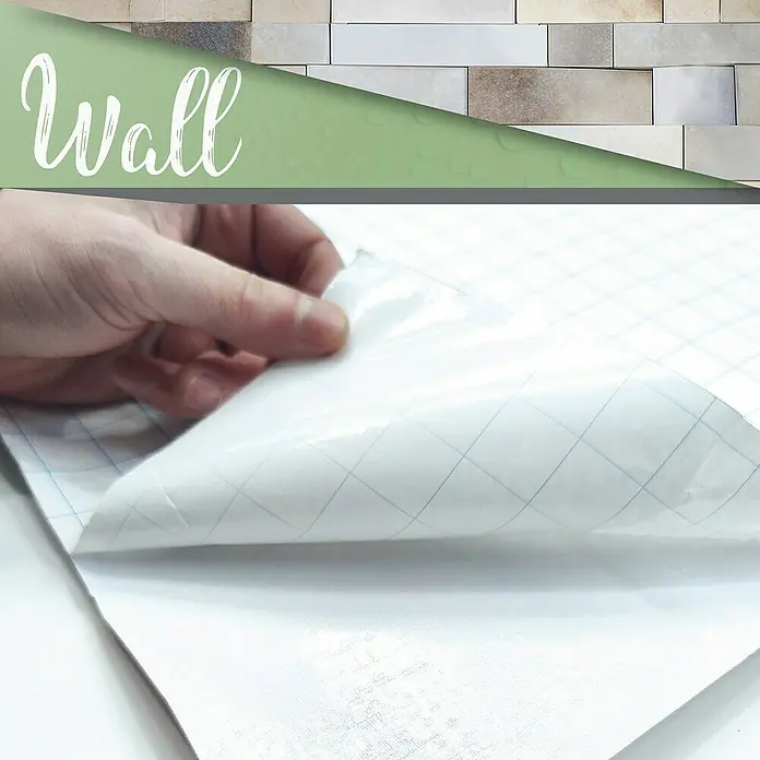 Papel pintado de vinilo autoadhesivo Paros - Beige, L x An: 280 x 65 cm - Primer plano de una mano que pela el soporte de una película autoadhesiva de pared con líneas de cuadrícula. Ideal para proyectos DIY.