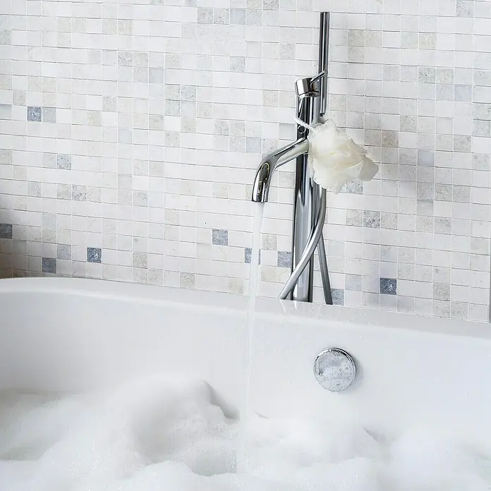 Papel pintado de vinilo autoadhesivo Mármol - Blanco, L x An: 280 x 65 cm - Baño de burbujas con grifo elegante y esponja de baño. Disfruta de momentos de relax en tu baño con este ambiente lujoso.