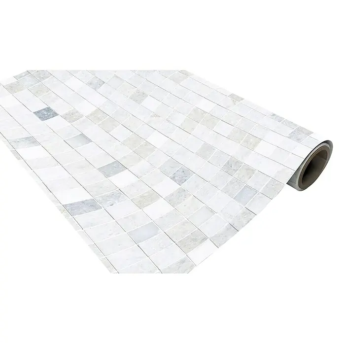 Papel pintado de vinilo autoadhesivo Mármol - Blanco, L x An: 280 x 65 cm - La imagen muestra un rollo de azulejos de mosaico blancos y grises, ideales para decorar baños o cocinas. Los azulejos son rectangulares y mates.