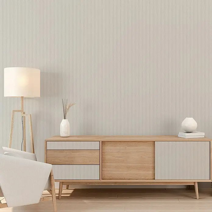 Lámina decorativa autoadhesiva vinílico Premium - 90 x 280 cm, Calma, Marrón - Interior con una cómoda de madera clara con decoración y una lámpara de pie. Un diseño elegante para un ambiente moderno.