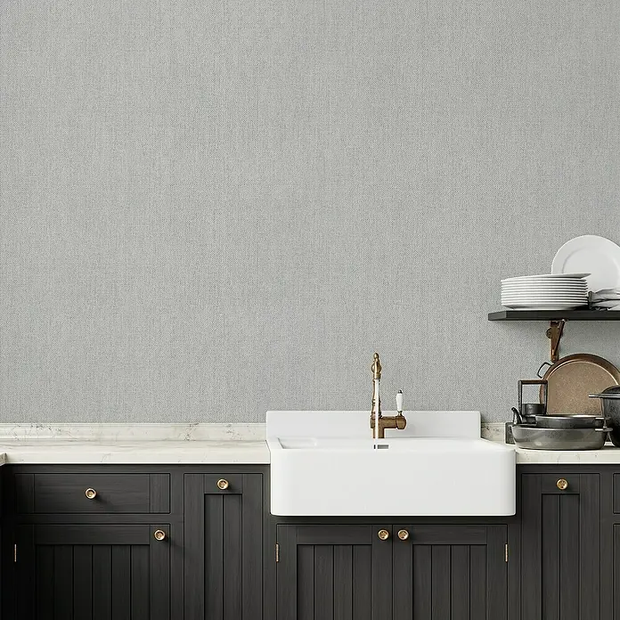 Papel pintado de vinilo autoadhesivo Prato - Gris, L x An: 280 x 65 cm - Fregadero de cocina con diseño elegante y grifo, complementado con armarios de madera oscura y encimera de mármol.