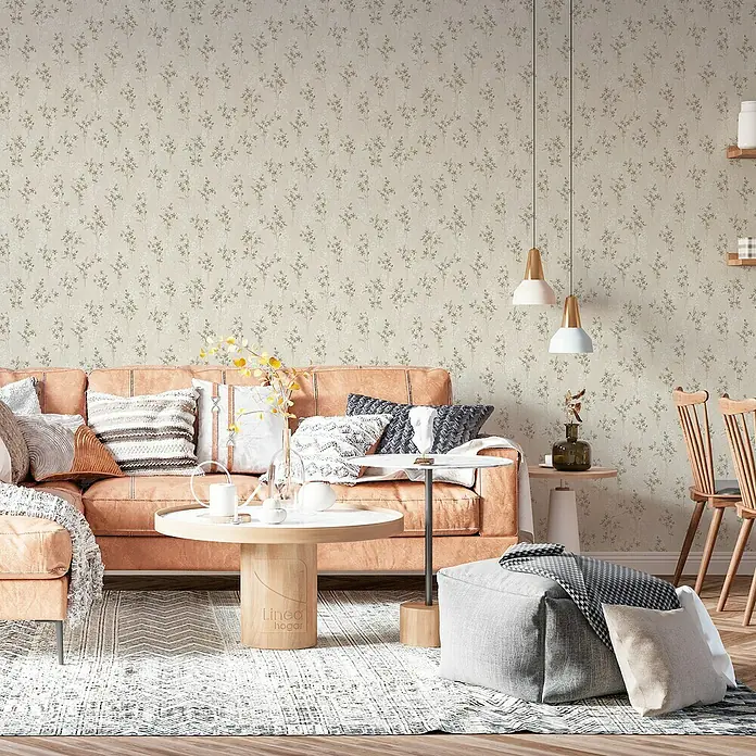 Lámina decorativa autoadhesiva vinílico Premium - 90 x 280 cm, Fiore, Beige - Salón con un sofá de cuero rosa, mesa de centro y un puf gris. Las paredes están decoradas con papel tapiz floral.