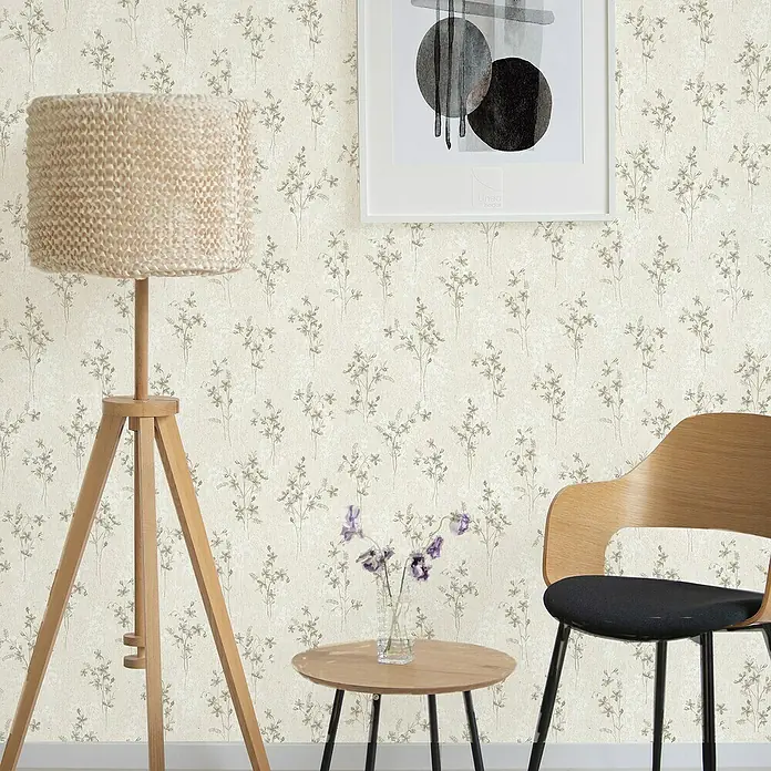 Lámina decorativa autoadhesiva vinílico Premium - 90 x 280 cm, Fiore, Beige - La imagen muestra una habitación con papel tapiz estampado, una lámpara de pie, una obra de arte, una mesa con flores y una silla.
