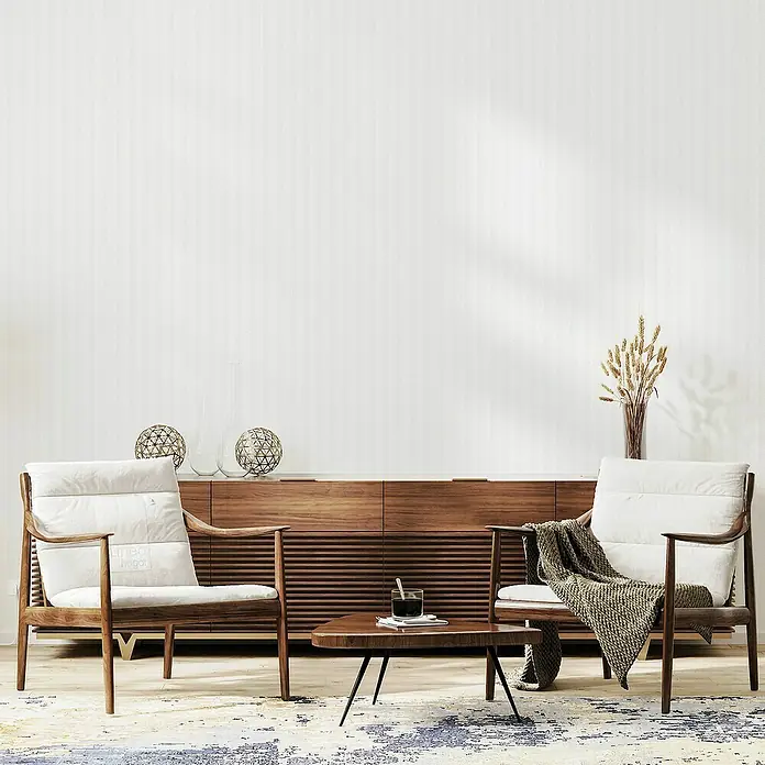 Lámina decorativa autoadhesiva vinílico Premium - 90 x 280 cm, Calma, Blanco - Una elegante escena de salón con dos sillones de madera y una mesa de centro sobre una alfombra estampada frente a un aparador.