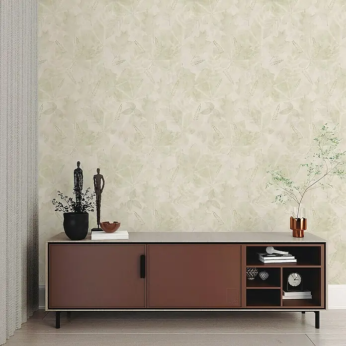 Papel pintado de vinilo autoadhesivo Demeter - Beige, L x An: 280 x 65 cm - Aparador marrón con cajones y compartimentos, decorado con jarrones y figuras sobre un papel pintado con motivos de hojas.