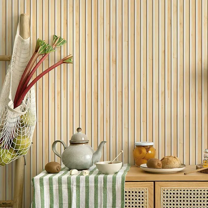 Papel pintado de vinilo autoadhesivo Listón - Marrón, L x An: 280 x 65 cm - Primer plano de una mesa con un juego de té, fruta y un tarro de conservas contra una pared de listones de madera.