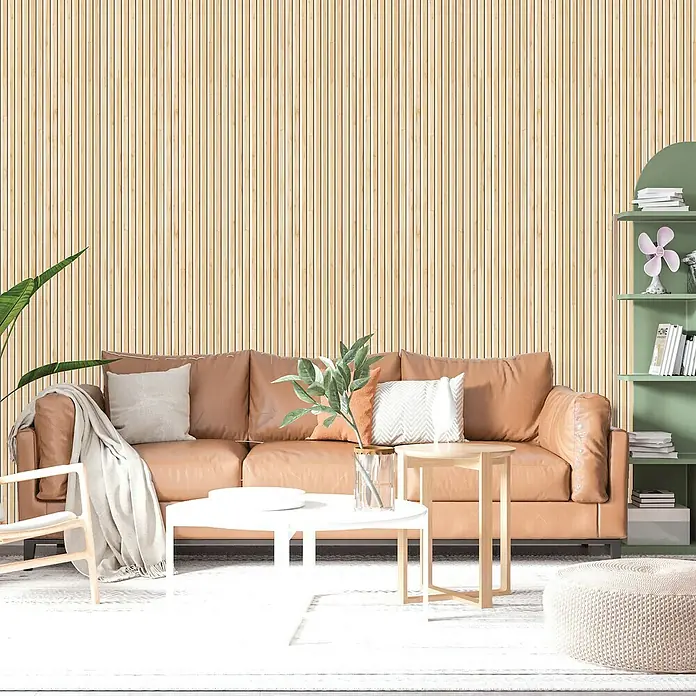 Papel pintado de vinilo autoadhesivo Listón - Marrón, L x An: 280 x 65 cm - Acogedora sala de estar con un sofá de cuero marrón claro, mesas blancas y una estantería verde. Los paneles de pared de madera clara crean un ambiente cálido.