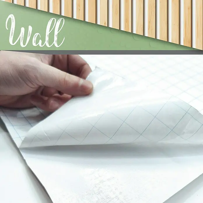 Papel pintado de vinilo autoadhesivo Listón - Marrón, L x An: 280 x 65 cm - Primer plano de una persona que despega el papel de respaldo de un papel pintado blanco autoadhesivo con un patrón de cuadrícula impreso.
