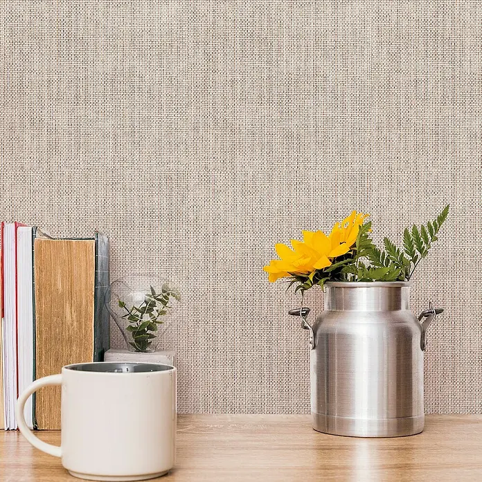 Papel pintado de vinilo autoadhesivo Prato - Beige, L x An: 280 x 65 cm - Primer plano de un escritorio con una taza de café, libros y un jarrón con girasoles sobre un fondo neutro.