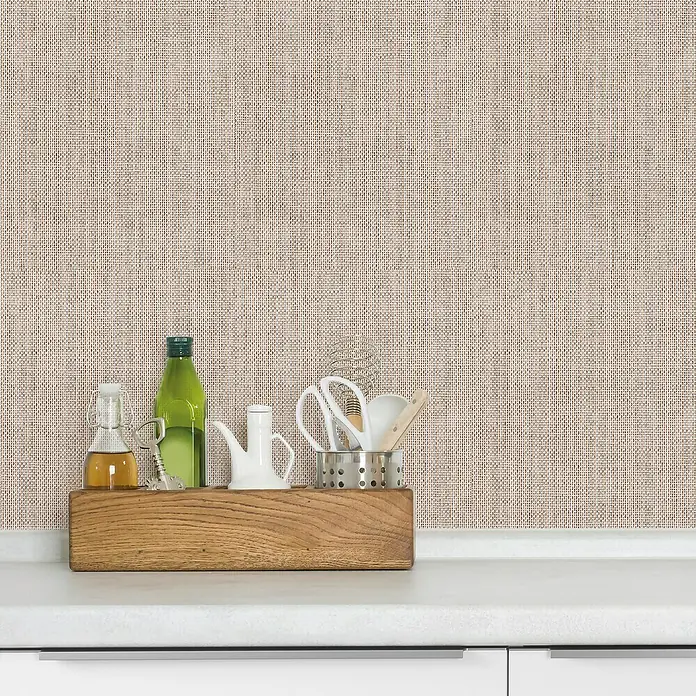 Papel pintado de vinilo autoadhesivo Prato - Beige, L x An: 280 x 65 cm - Utensilios de cocina y botellas de aceite en una caja de madera sobre una encimera blanca, con fondo beige texturizado.