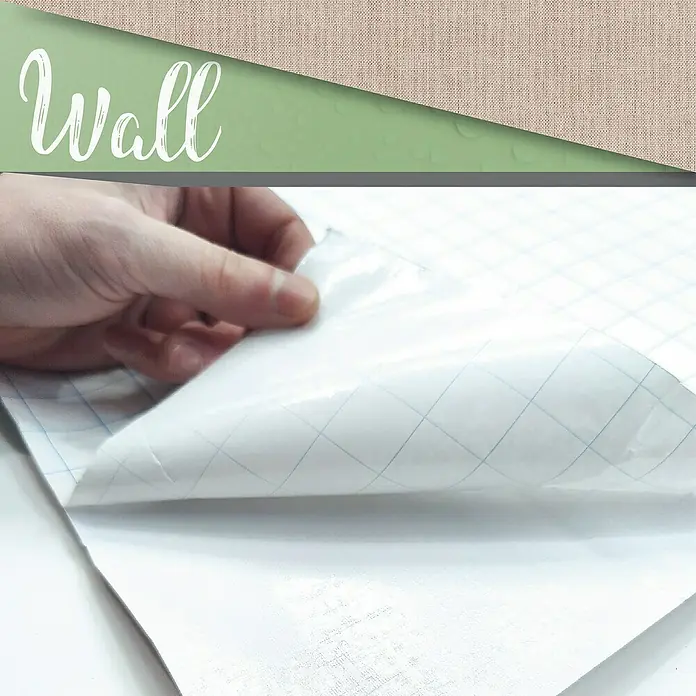 Papel pintado de vinilo autoadhesivo Prato - Beige, L x An: 280 x 65 cm - Primer plano de una persona que despega un rollo de papel tapiz con un patrón de cuadrícula para aplicarlo a una pared.