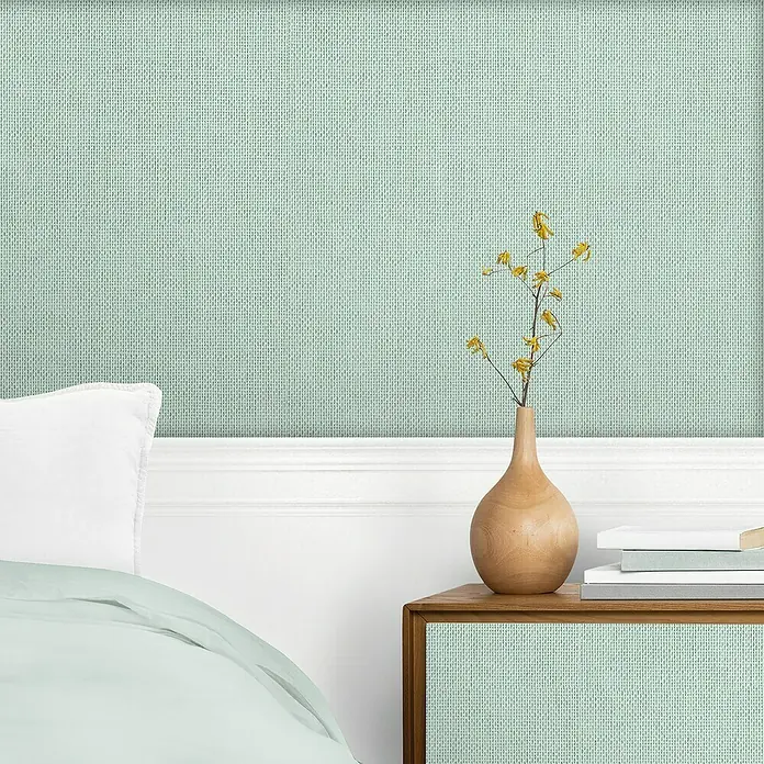Papel pintado de vinilo autoadhesivo Prato - Turquesa, L x An: 280 x 65 cm - Primer plano de una habitación elegante con papel tapiz texturizado de lino verde, dando un toque tranquilo y natural al espacio.