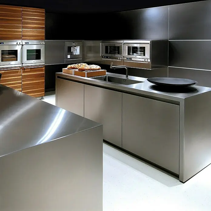 Lámina para ventana de vinilo Aluminium - 60 cm x 2 m, Plateado - Cocina elegante con isla de acero inoxidable, electrodomésticos modernos y detalles de madera. Un diseño minimalista que une funcionalidad y estética.