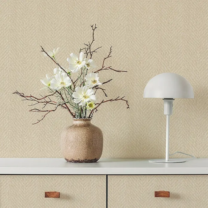 Lámina decorativa autoadhesiva vinílico Premium - 90 x 280 cm, Cima clara, Beige - Primer plano de un armario beige con un jarrón de flores y una lámpara blanca, creando un ambiente elegante y sereno.