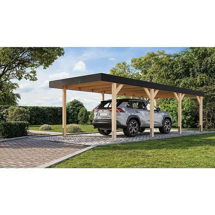 Karibu Carport 2 - Außenmaß inkl. Dachüberstand (B x T): 3,18 x 8,13 m, Naturbelassen - Ein modernes Carport aus Holz mit schwarzem Dach schützt ein graues Auto vor den Elementen und fügt sich nahtlos in den Garten ein.