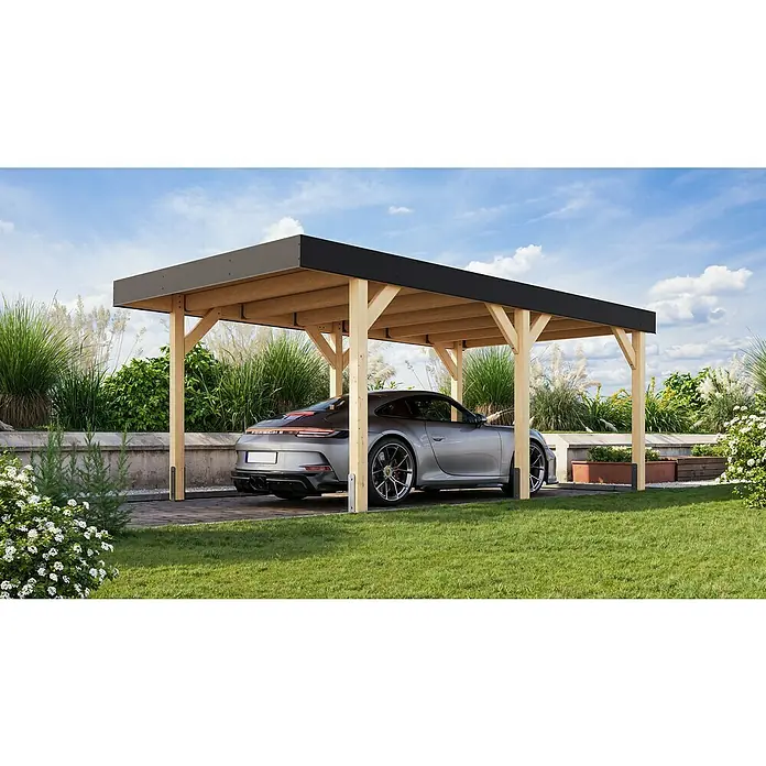 Karibu Carport 1 - Außenmaß inkl. Dachüberstand (B x T): 3,18 x 5,76 m, Naturbelassen - Ein moderner Carport aus Holz mit einem stilvollen grauen Porsche darunter, umgeben von üppigem Grün. Schützt Ihr Fahrzeug vor Witterungseinflüssen.
