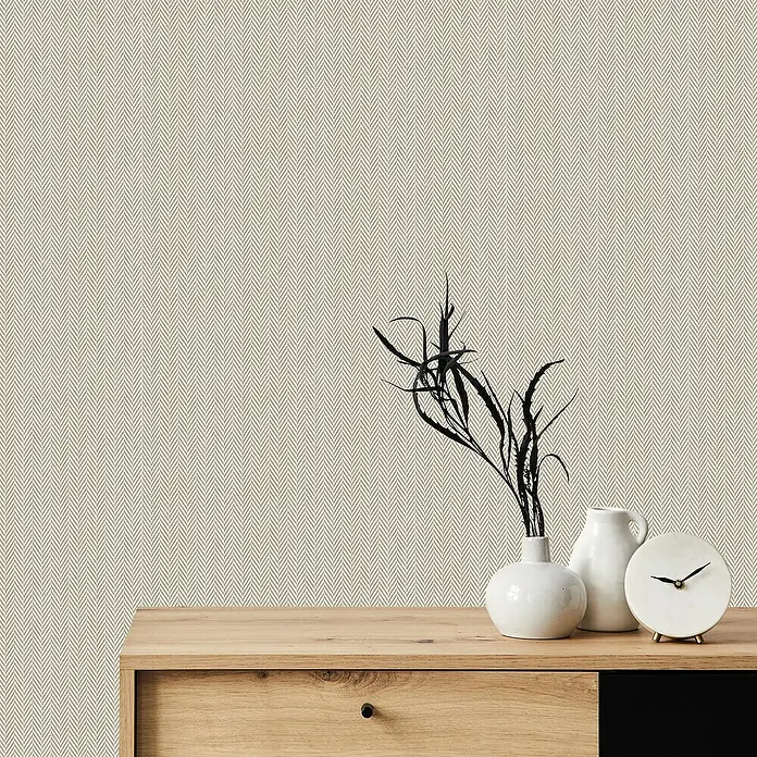 Lámina decorativa autoadhesiva vinílico Premium - 90 x 280 cm, Espiga, Beige - Primer plano de una mesa de madera con una pequeña decoración negra, un jarrón blanco y un reloj blanco delante de un papel pintado.