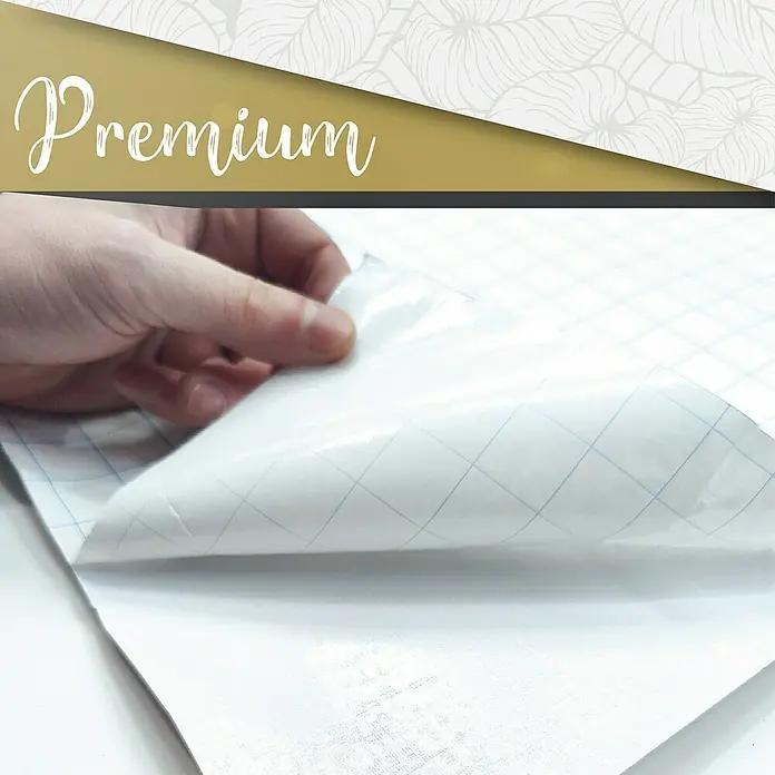 Lámina decorativa autoadhesiva vinílico Premium - 90 x 280 cm, India, Blanco - Primer plano de una hoja de papel de contacto premium que una persona está pelando, revelando el soporte autoadhesivo.