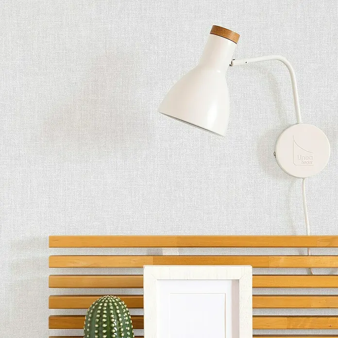 Lámina decorativa autoadhesiva vinílico Premium - 90 x 280 cm, Lien, Blanco - Primer plano de una lámpara de pared blanca moderna junto a una estantería de madera con marco de fotos y cactus.