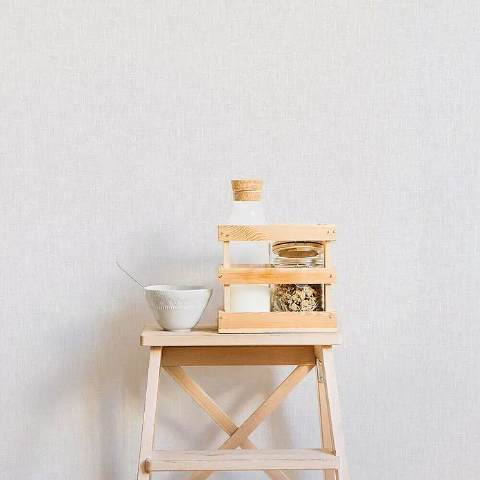 Lámina decorativa autoadhesiva vinílico Premium - 90 x 280 cm, Lien, Blanco - Bodegón de desayuno con cereales, leche y una caja de madera sobre un taburete, minimalista y acogedor.