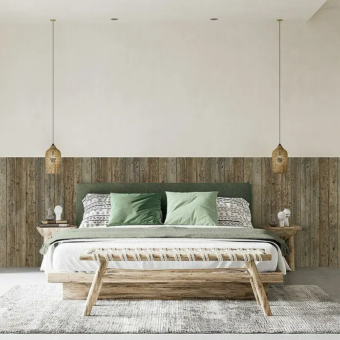 Lámina decorativa autoadhesiva vinílico Premium - 90 x 280 cm, Tablón viejo, Marrón - Dormitorio con cama doble, almohadas verdes, estructura de cama de madera, taburete de madera y alfombra.
