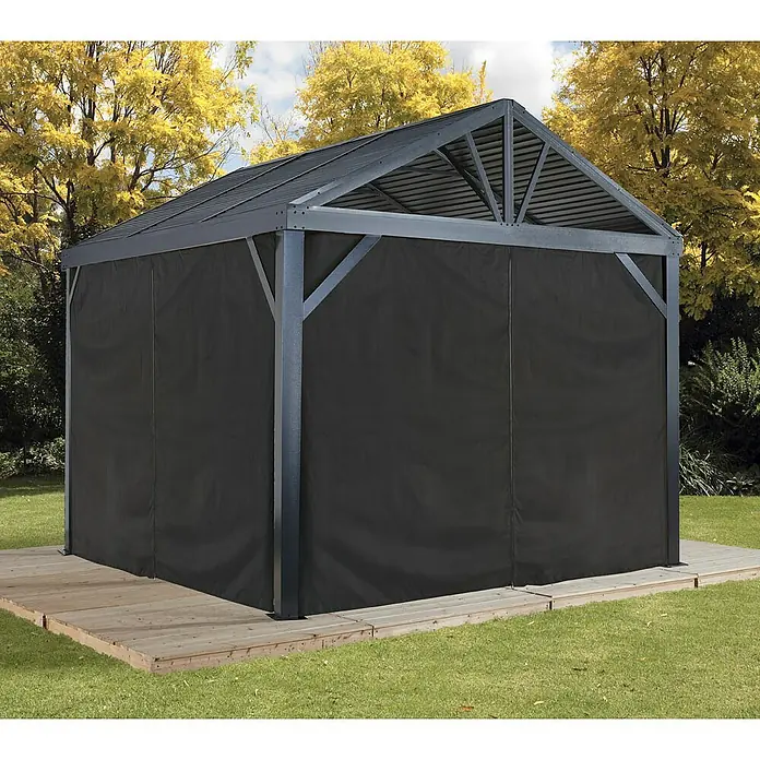 Sojag Standard-Pavillon Premium South Beach 1212 - Basaltgrau, Aluminium, B x T: 364,3 x 364,3 cm - Outdoor-Pavillon mit dunkelgrauem Metallrahmen, Wellblechdach und schwarzen Stoff-Sichtschutzwänden auf Holzdeck.
