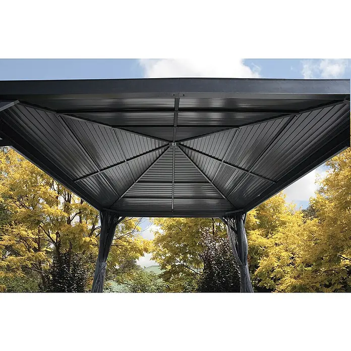 Sojag Standard-Pavillon Premium South Beach 1212 - Basaltgrau, Aluminium, B x T: 364,3 x 364,3 cm - Dunkelgraues Metallpavillondach, von unten gesehen, dessen segmentiertes Design von Herbstbäumen und blauem Himmel gerahmt wird.