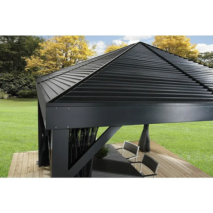 Sojag Standard-Pavillon Premium South Beach 1212 - Basaltgrau, Aluminium, B x T: 364,3 x 364,3 cm - Dunkelgrauer Metallpavillon mit geripptem Dach und schwarzen Netzvorhängen auf einer Holzterrasse im Garten.