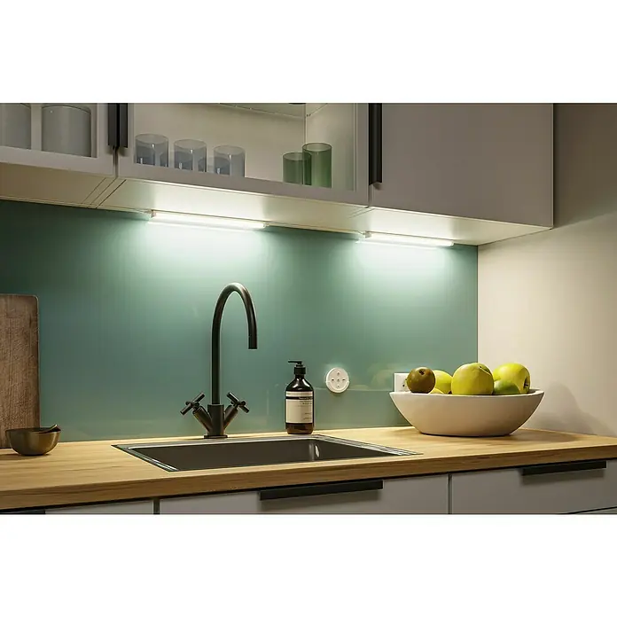 Paulmann LED-Unterbauleuchten-Set Barreo - L x B x H: 22 x 300 x 16 mm, Neutralweiß - Eine moderne Küchenspüle mit Armatur, umgeben von Arbeitsplatte und Unterschrank. Die Beleuchtung unter den Hängeschränken sorgt für gutes Licht.
