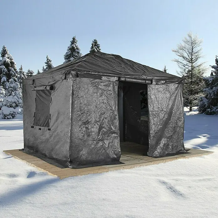 Sojag Winterschutz - Passend für Sojag 1010 Pavillon Modelle - Dunkelgrauer Wetterschutz aus robustem Gewebe auf einer Holzplattform in verschneiter Waldlandschaft.