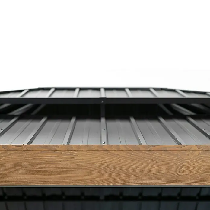 Sojag Standard-Pavillon Fontana 1012 - Holzoptik, Aluminium, B x T: 364,3 x 298 cm - Detail eines braunen Holzbalkens und eines dunkelgrauen Wellblechdaches, Materialien für eine Outdoor-Gartenlaube oder Pergola.