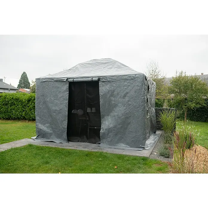 Sojag Winterschutz - Passend für Sojag 1010 Pavillon Modelle - Grauer Planenunterstand mit offener Tür, auf gepflastertem Bereich in einem Garten aufgebaut.