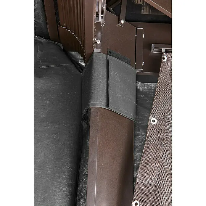 Sojag Winterschutz - Passend für Sojag 1010 Pavillon Modelle - Dunkelbrauner Metallrahmen mit grauem Stoffüberzug, per Klettverschluss befestigt, daneben ein Netzvorhang mit Öse.