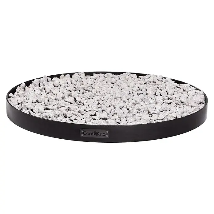 CookKing Basis-Rahmen - 100 cm, Passend für: Feuerschalen & Feuerkörbe - Schwarze Metall-Feuerschale mit hellgrauen Steinen, mit 'Cook King' Logo.